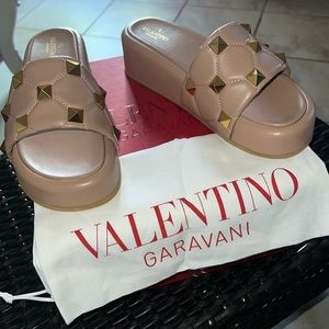 Valentino stud platforms sandals size 41 NWB🤎